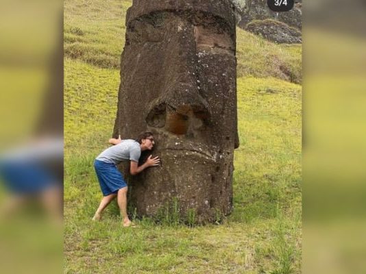 Turista arriesga sanciones tras abrazar y tomarse fotografías con moai en Rapa Nui