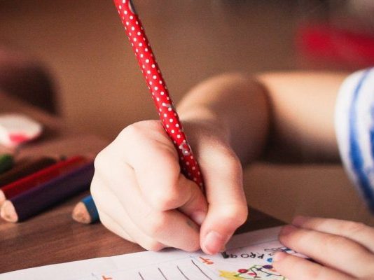 Las consecuencias de no ir a clases en niños que aprenden a leer y escribir