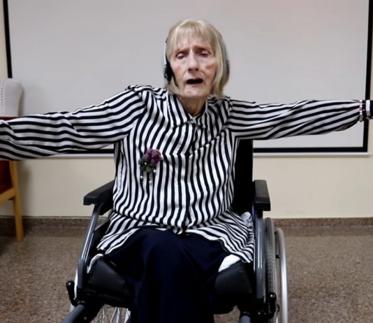 Ex bailarina con Alzheimer emociona con su reacción al escuchar El Lago de los Cisnes