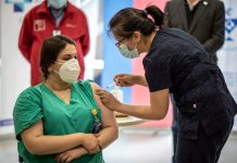 Balance Minsal por vacunas: Más de 8.600 funcionarios de la salud inoculados en 4 regiones
