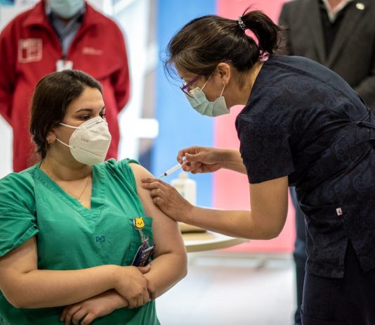 Balance Minsal por vacunas: Más de 8.600 funcionarios de la salud inoculados en 4 regiones