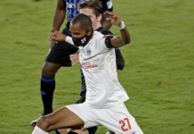 Algo nunca antes visto: jugador se viralizó en redes por jugar la Concachampions con mascarilla