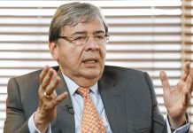 Ministro de Defensa, Carlos Holmes Trujillo, está en cuidado intensivo, intubado y sedado