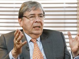 Ministro de Defensa, Carlos Holmes Trujillo, está en cuidado intensivo, intubado y sedado