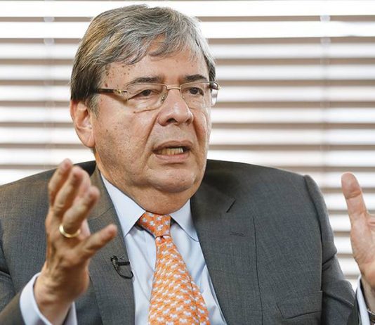 Ministro de Defensa, Carlos Holmes Trujillo, está en cuidado intensivo, intubado y sedado