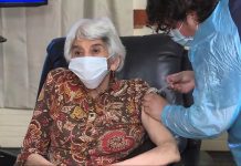 Inicia vacunación de adultos mayores: mujer de 79 años fue la primera en recibir la dosis