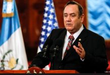 Presidente de Guatemala ‘explota’ y asegura que Gustavo Petro incurre en el “error de un guerrillero”