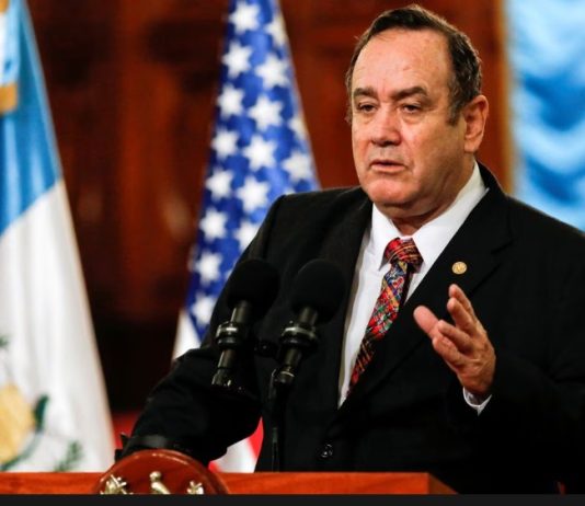 Presidente de Guatemala ‘explota’ y asegura que Gustavo Petro incurre en el “error de un guerrillero”