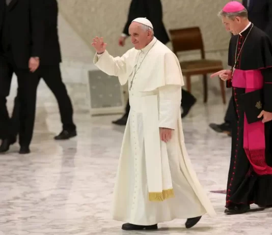 El Papa envía de vuelta a Alemania al secretario de Benedicto XVI, y no le da ningún nombramiento