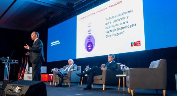En-seminario-Dia-del-Comercio-Global-de-CSAV-Presidente-de-Frutas-de-Chile-destaco-el-rol-crucial-de-las-exportaciones-para-el-bienestar-y-la-estabilidad-economica-del-pais-696x377